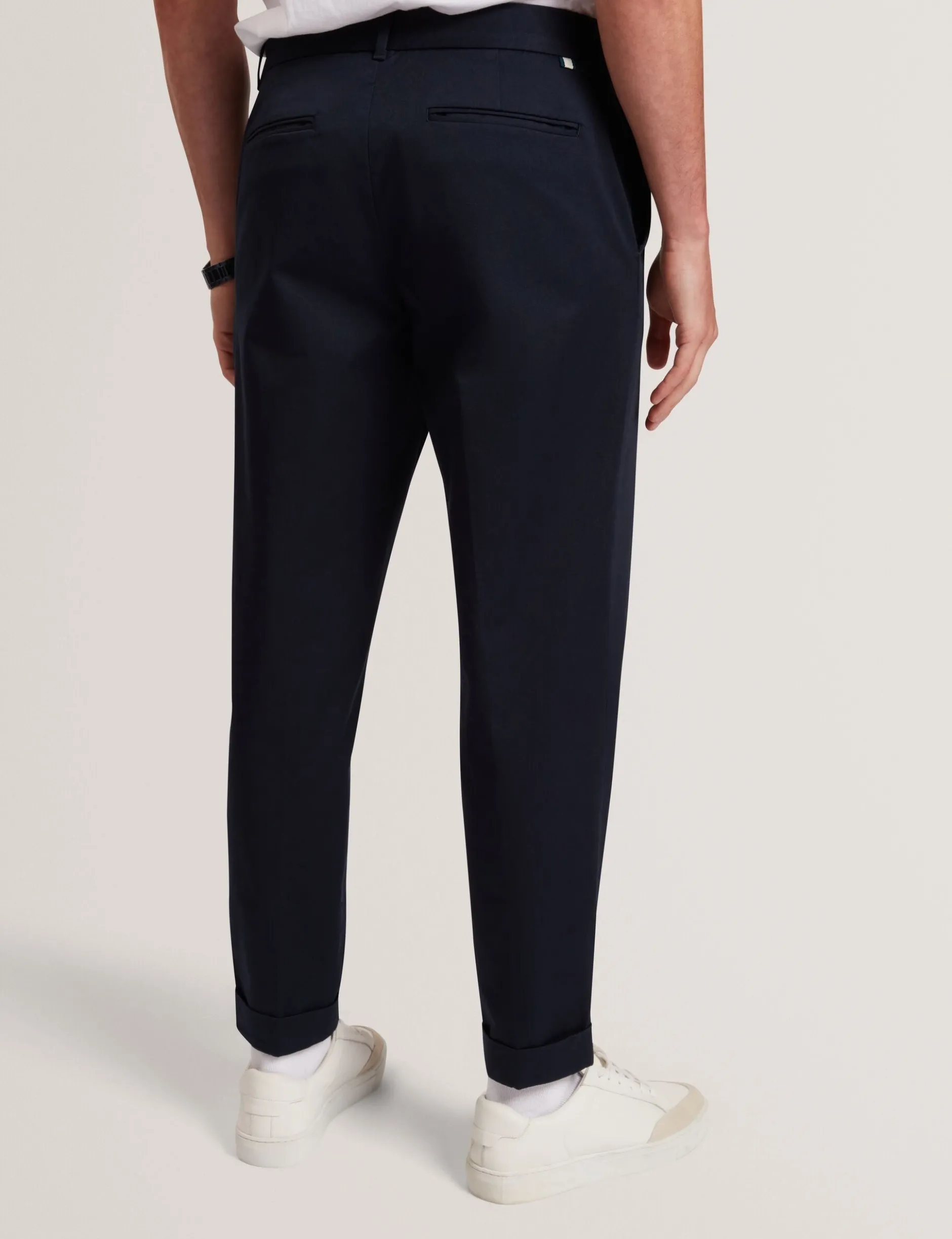 Schmal zulaufende Baumwoll-Stretch-Twill-Hose