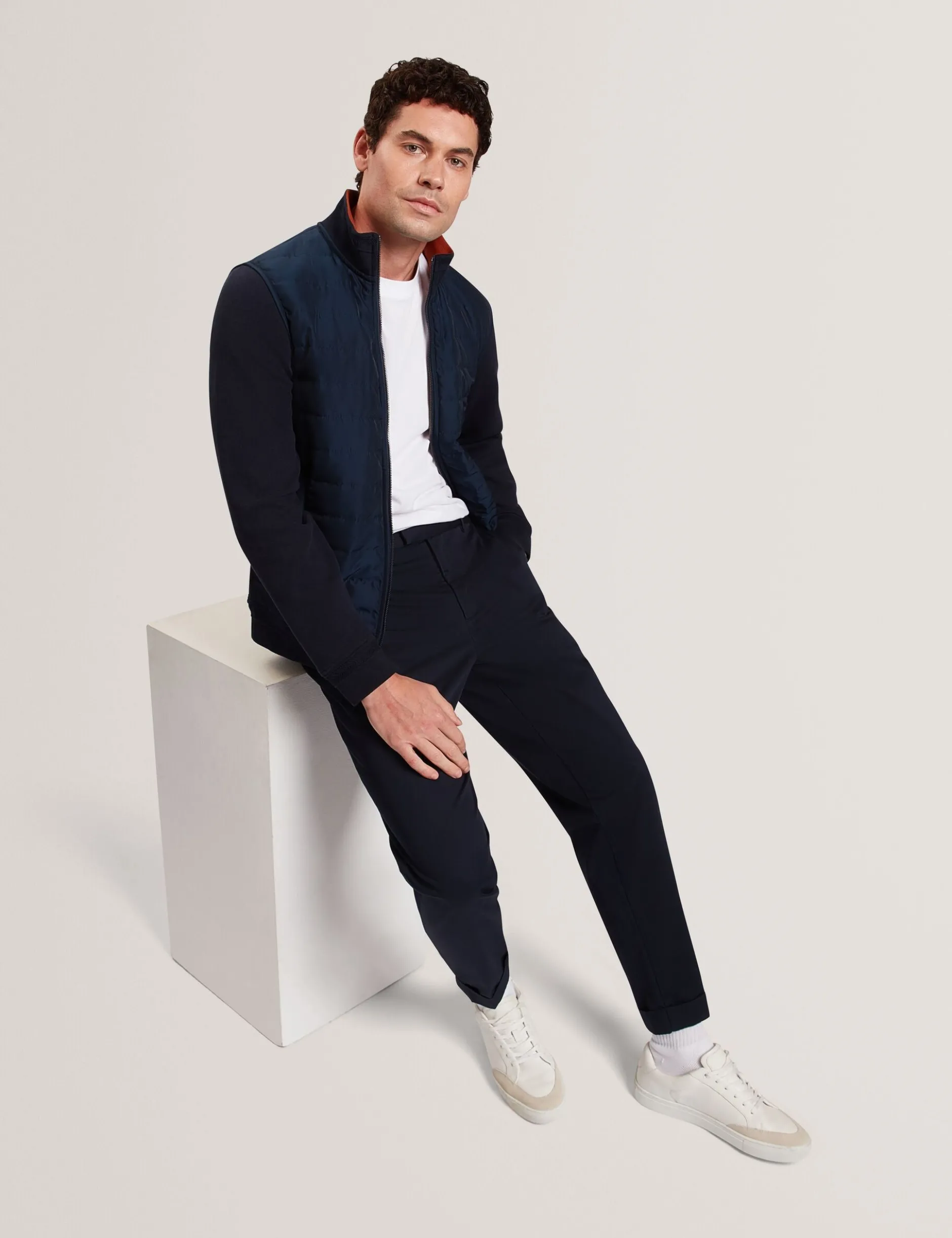 Schmal zulaufende Baumwoll-Stretch-Twill-Hose