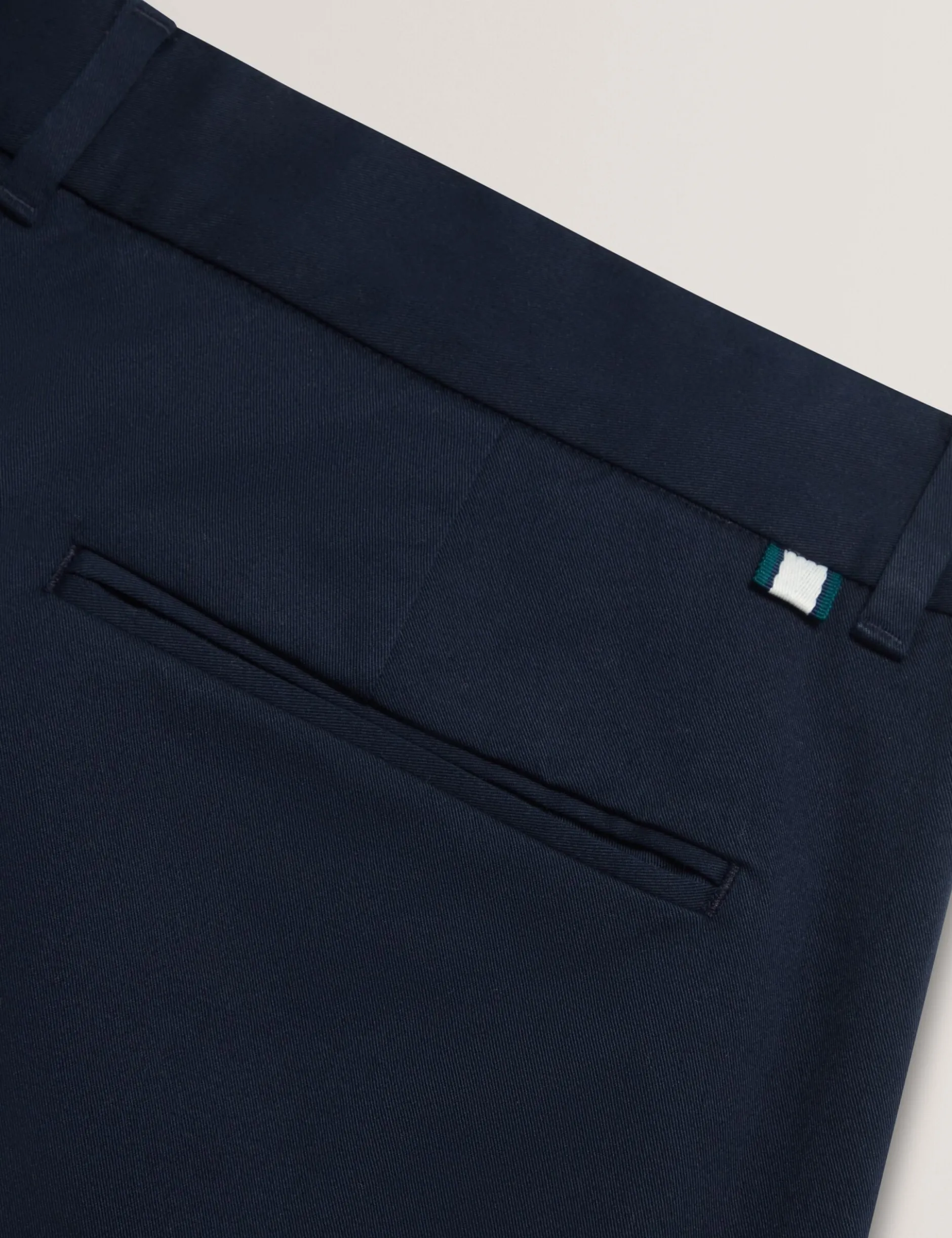 Schmal zulaufende Baumwoll-Stretch-Twill-Hose