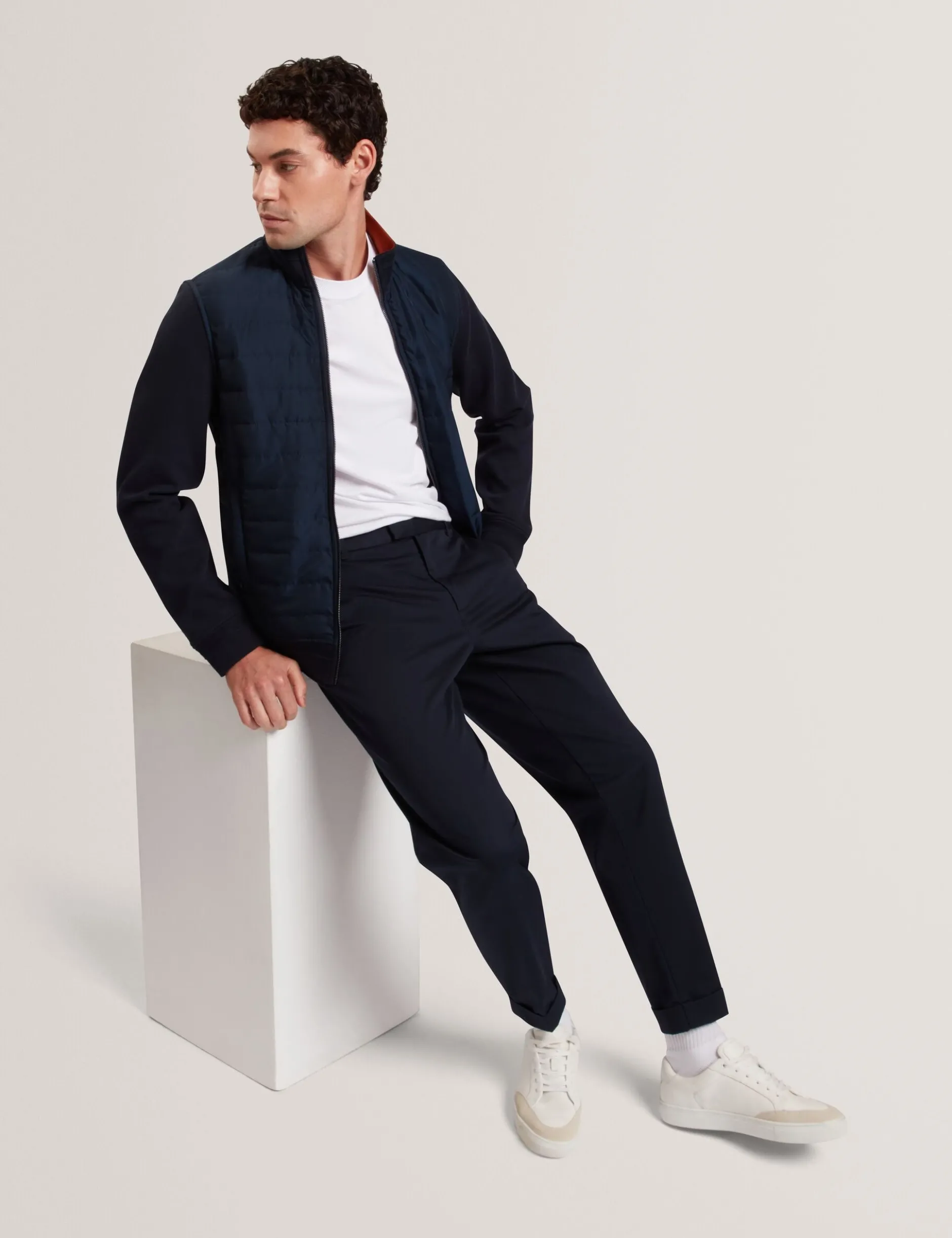 Schmal zulaufende Baumwoll-Stretch-Twill-Hose