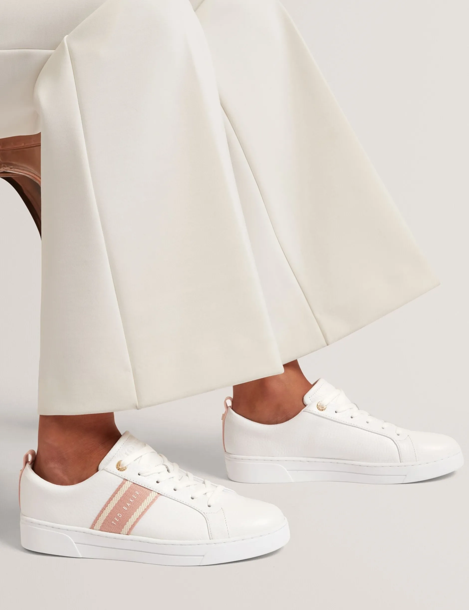 Schnürschuhe aus Leder mit Webstreifen