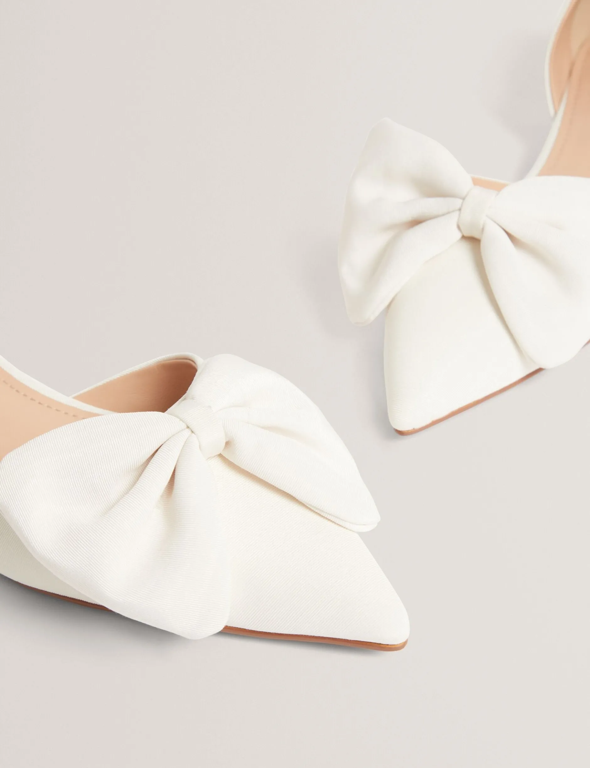 Schuhe mit Schleifendetail und Kitten-Heel aus Ripsband