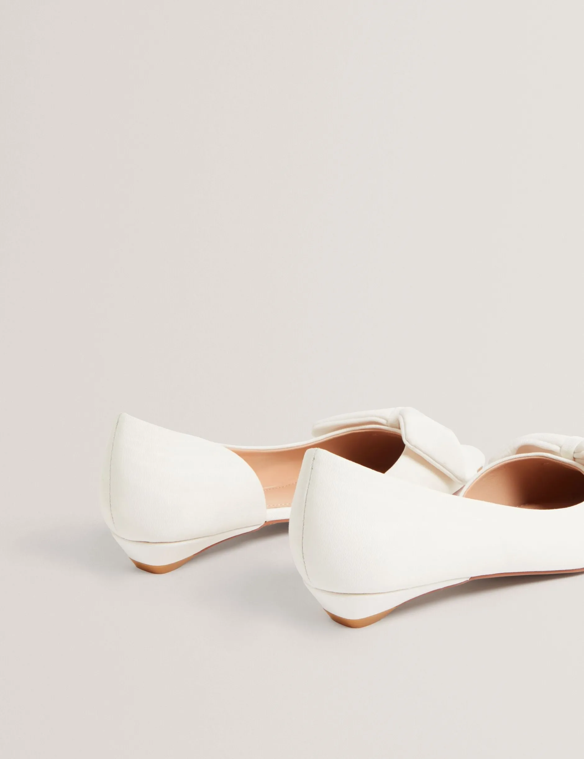 Schuhe mit Schleifendetail und Kitten-Heel aus Ripsband
