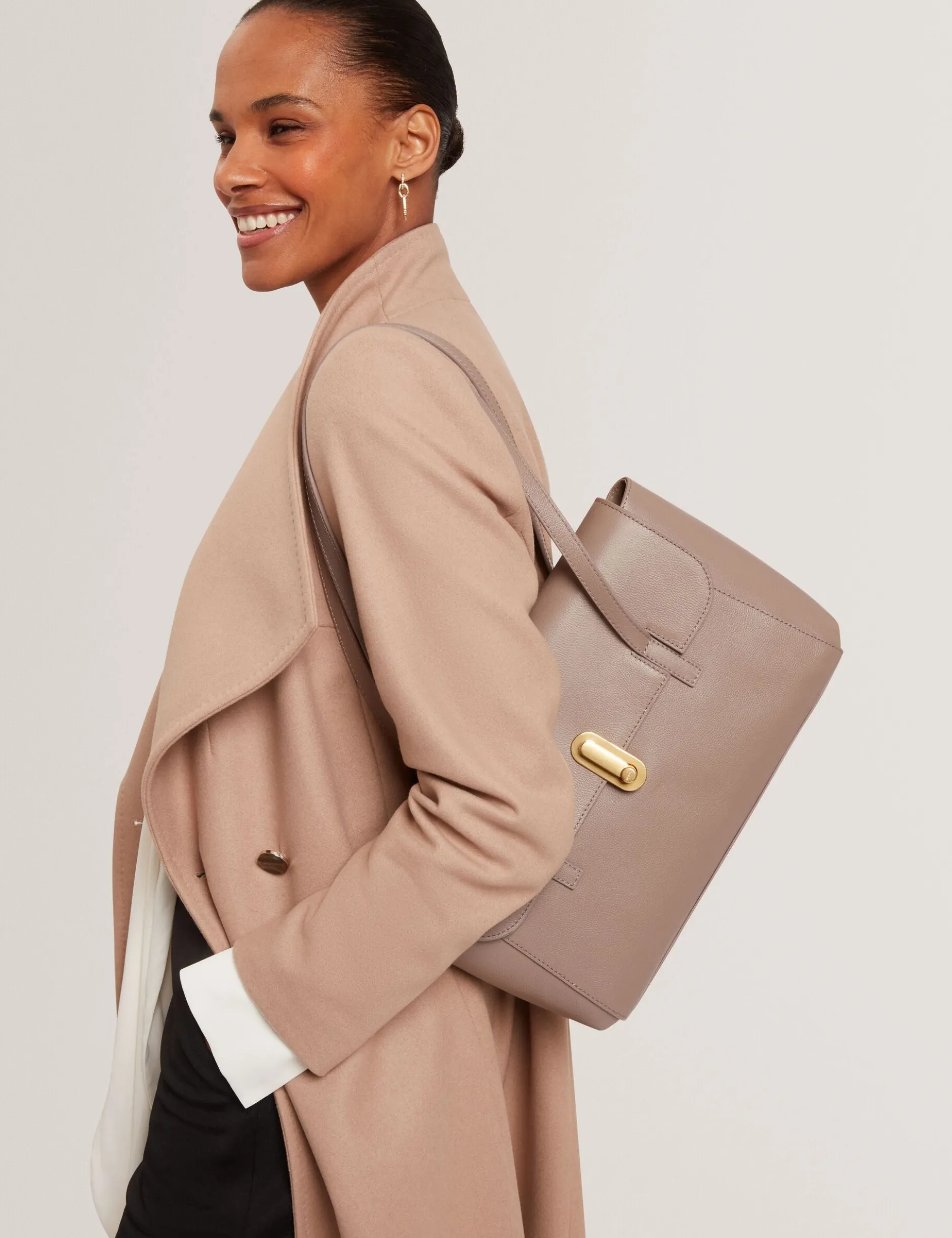 Schultertasche aus Leder mit Drehverschluss im Baguette-Stil
