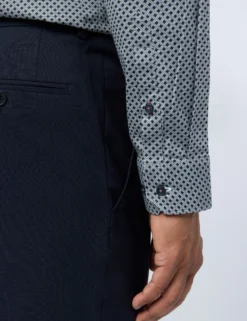 Slim-Fit-Hemd aus Satin mit Geo-Fliesenmuster
