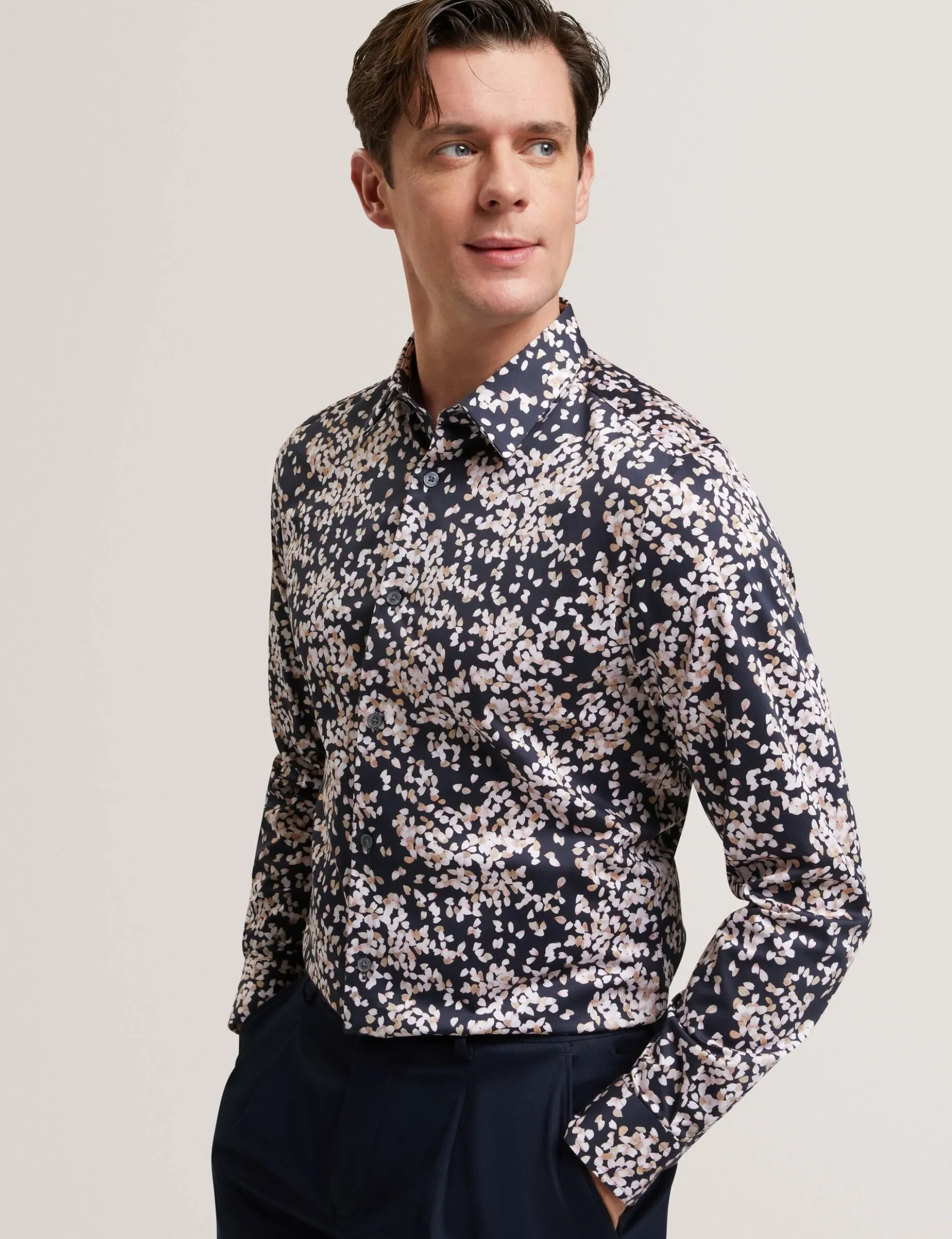 Slim-Fit-Langarmhemd mit verstreuten Blütenblättern