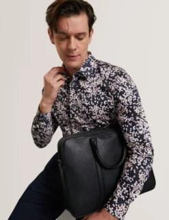 Slim-Fit-Langarmhemd mit verstreuten Blütenblättern