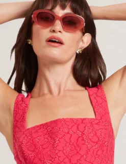 Sonnenbrille mit klobigem, ovalem Schleifendetail