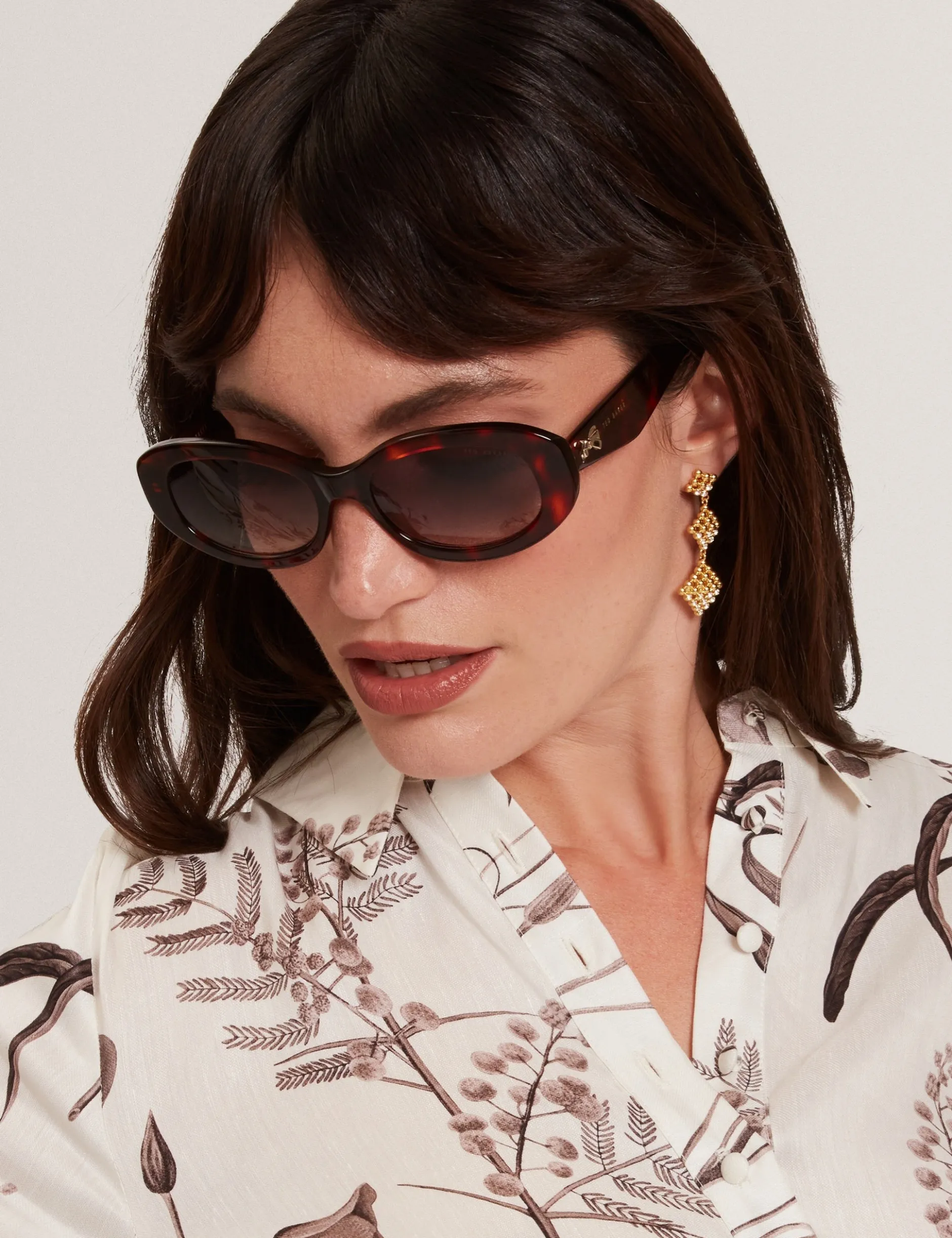 Sonnenbrille mit klobigem, ovalem Schleifendetail