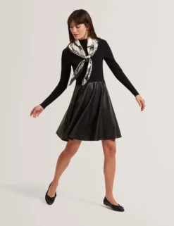 Strickkleid aus Kunstleder mit Illusionseffekt