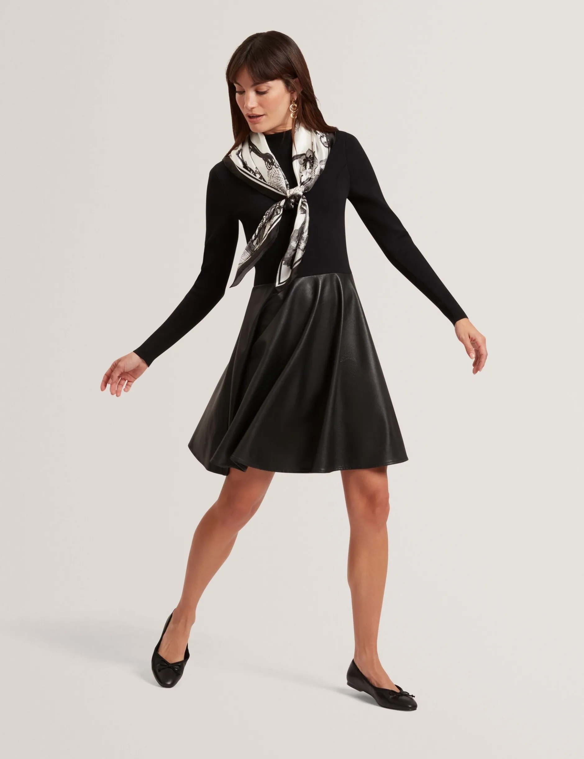 Strickkleid aus Kunstleder mit Illusionseffekt