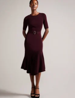 Strickkleid in Midi-Länge mit ausgestelltem Saum und Gürtel