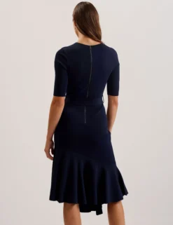 Strickkleid in Midi-Länge mit ausgestelltem Saum und Gürtel