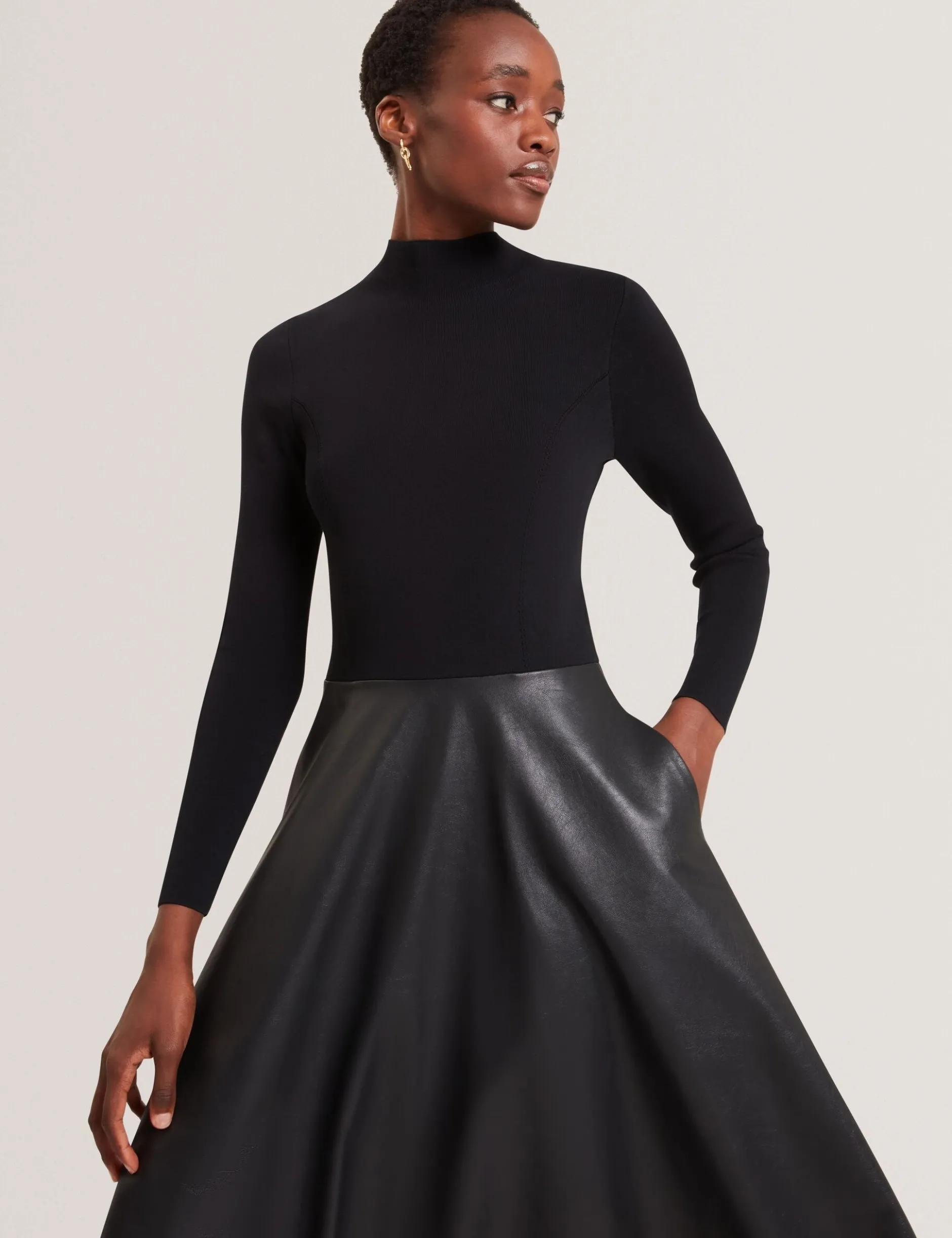 Strickkleid in Midi-Länge mit Illusionseffekt aus Kunstleder