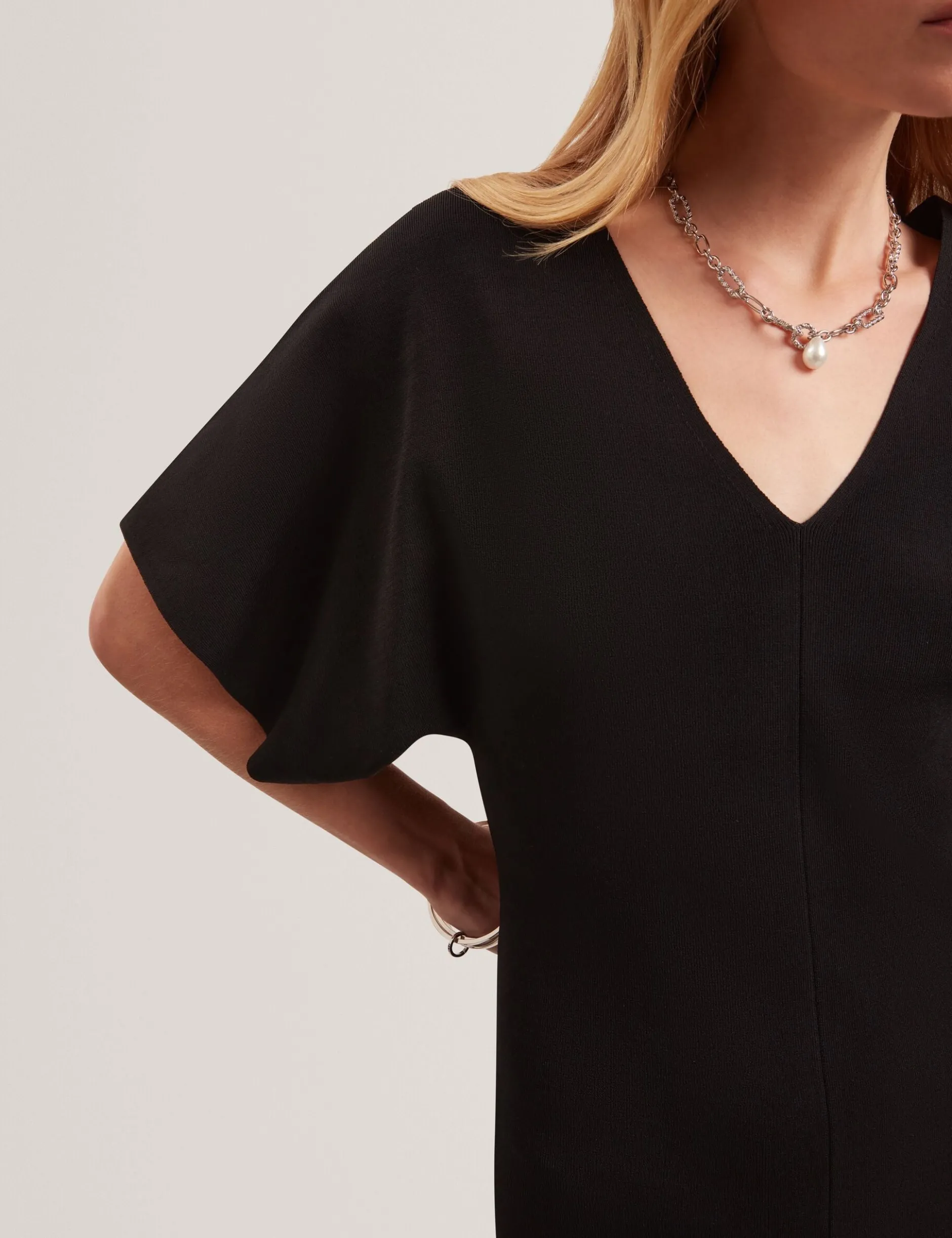 Strickkleid mit weiten Ärmeln, figurbetont, Midi-Länge