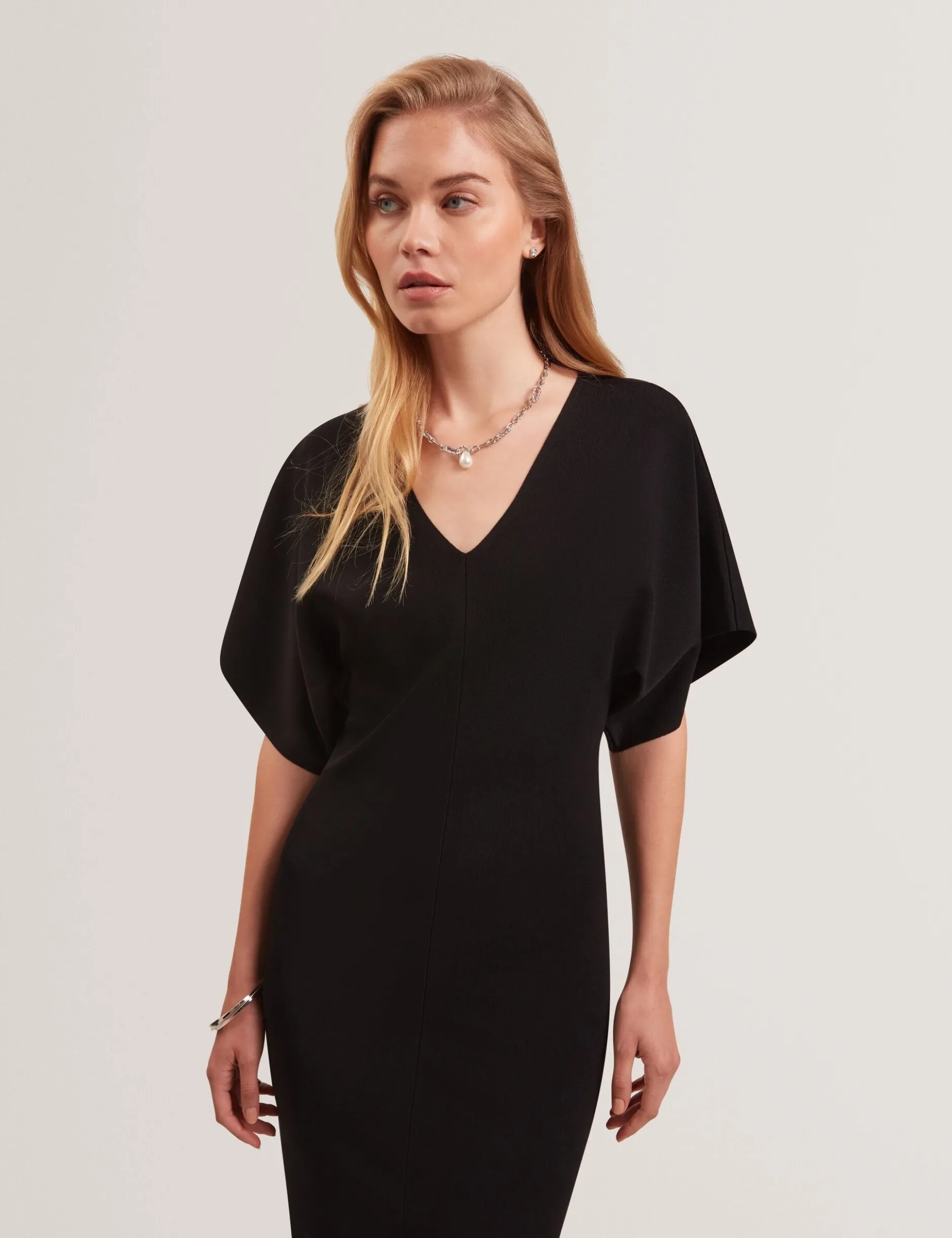 Strickkleid mit weiten Ärmeln, figurbetont, Midi-Länge