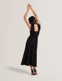 Strick-Midikleid mit Muschelsaum und Neckholder