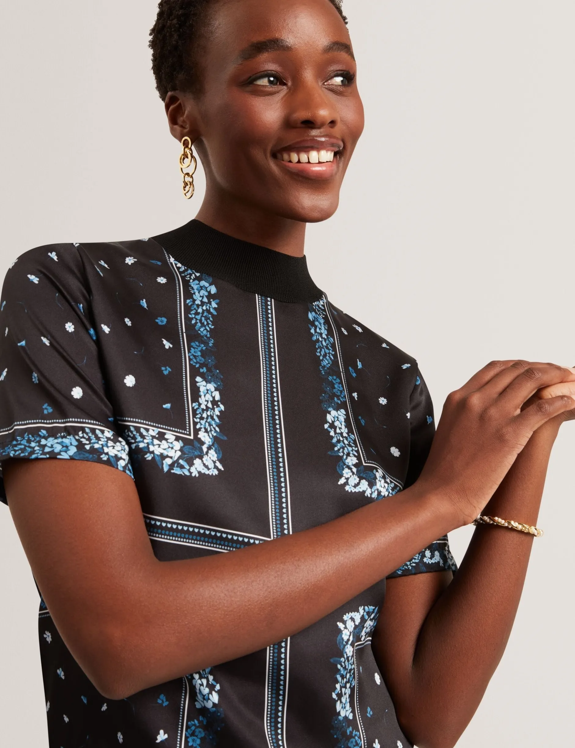 Stricktop mit Schalprint und kurzen Ärmeln