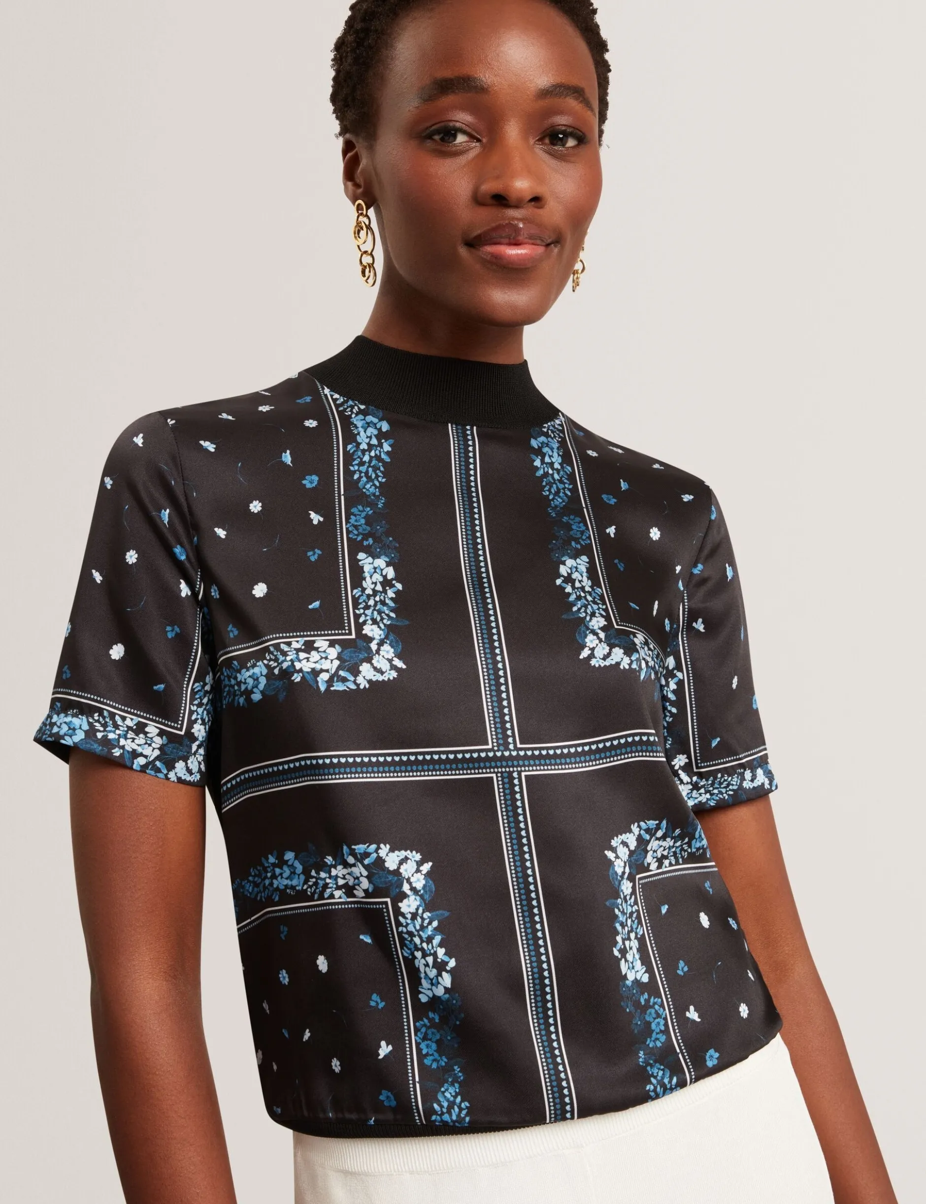 Stricktop mit Schalprint und kurzen Ärmeln