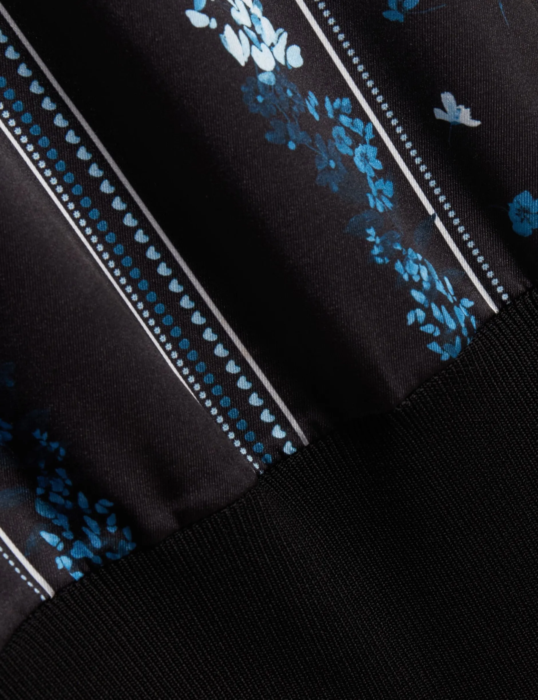 Stricktop mit Schalprint und kurzen Ärmeln