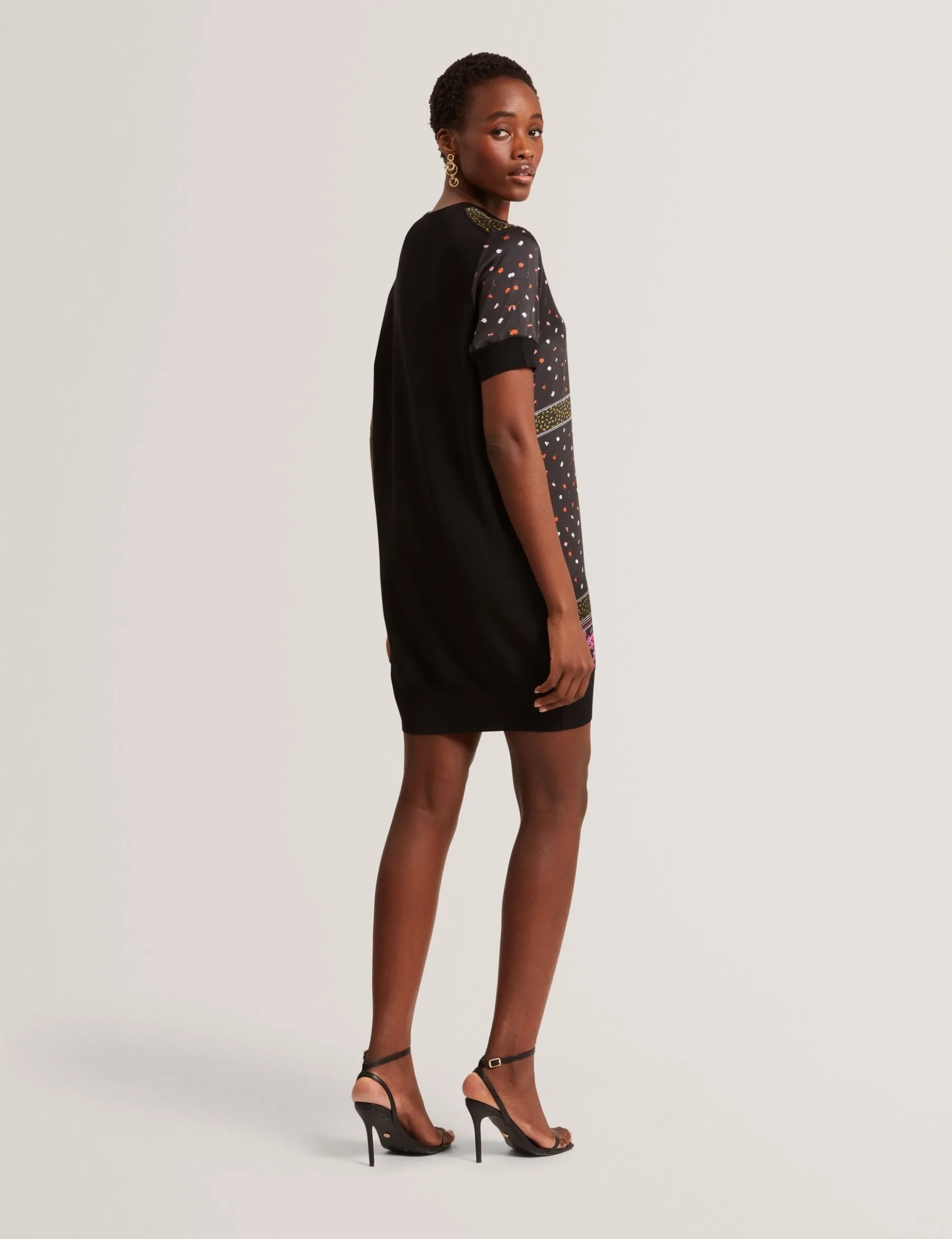 Strick-T-Shirt-Kleid mit Schalprint vorne