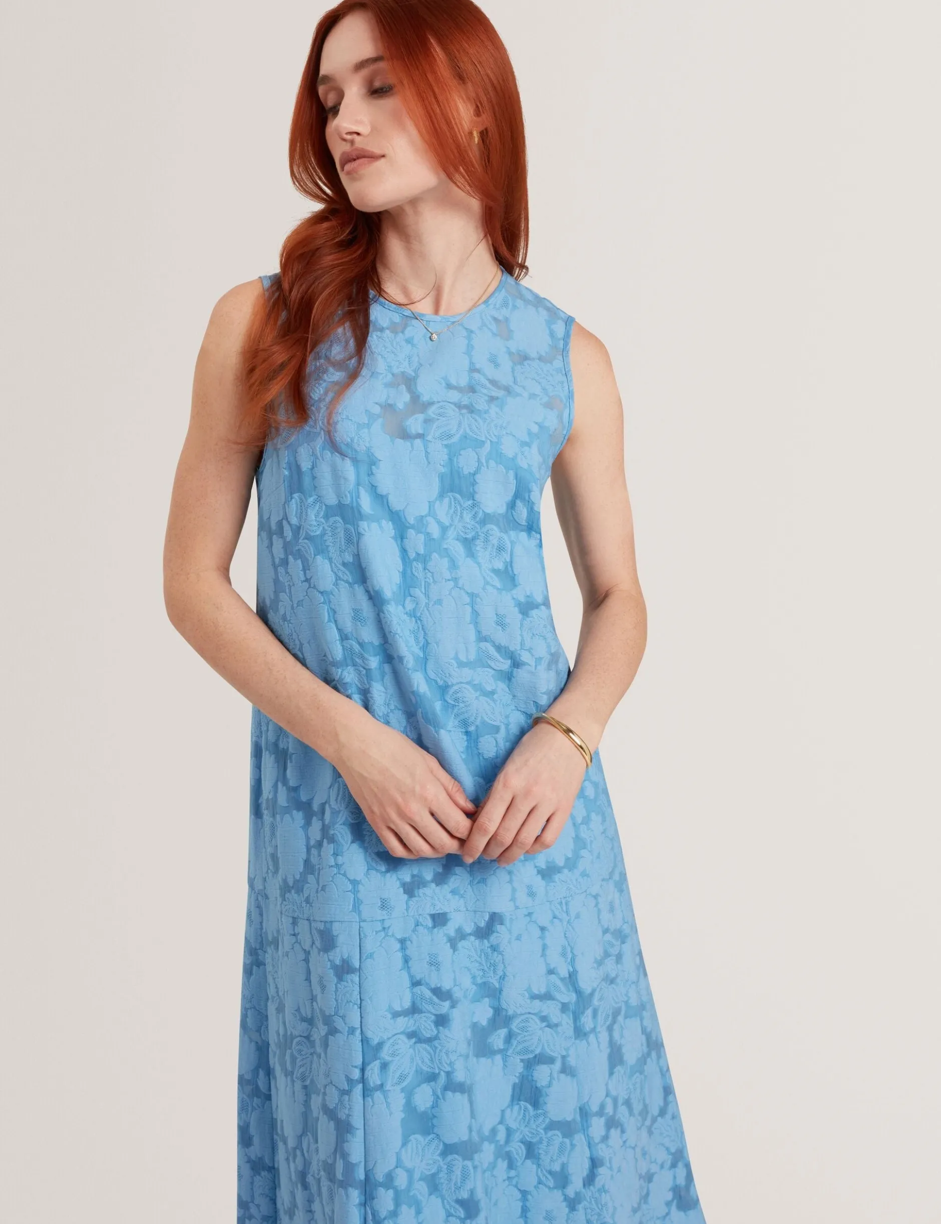 Strukturiertes, ärmelloses Midikleid mit tiefer Taille