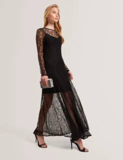 Transparentes Maxikleid aus Spitze mit langen Ärmeln