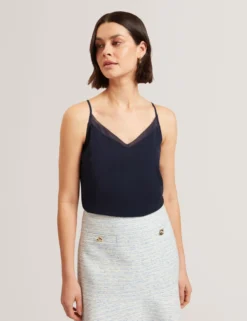 Trägertop mit Chiffondetails und V-Ausschnitt