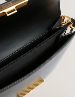 Umhängetasche aus Leder mit Schlossdetails
