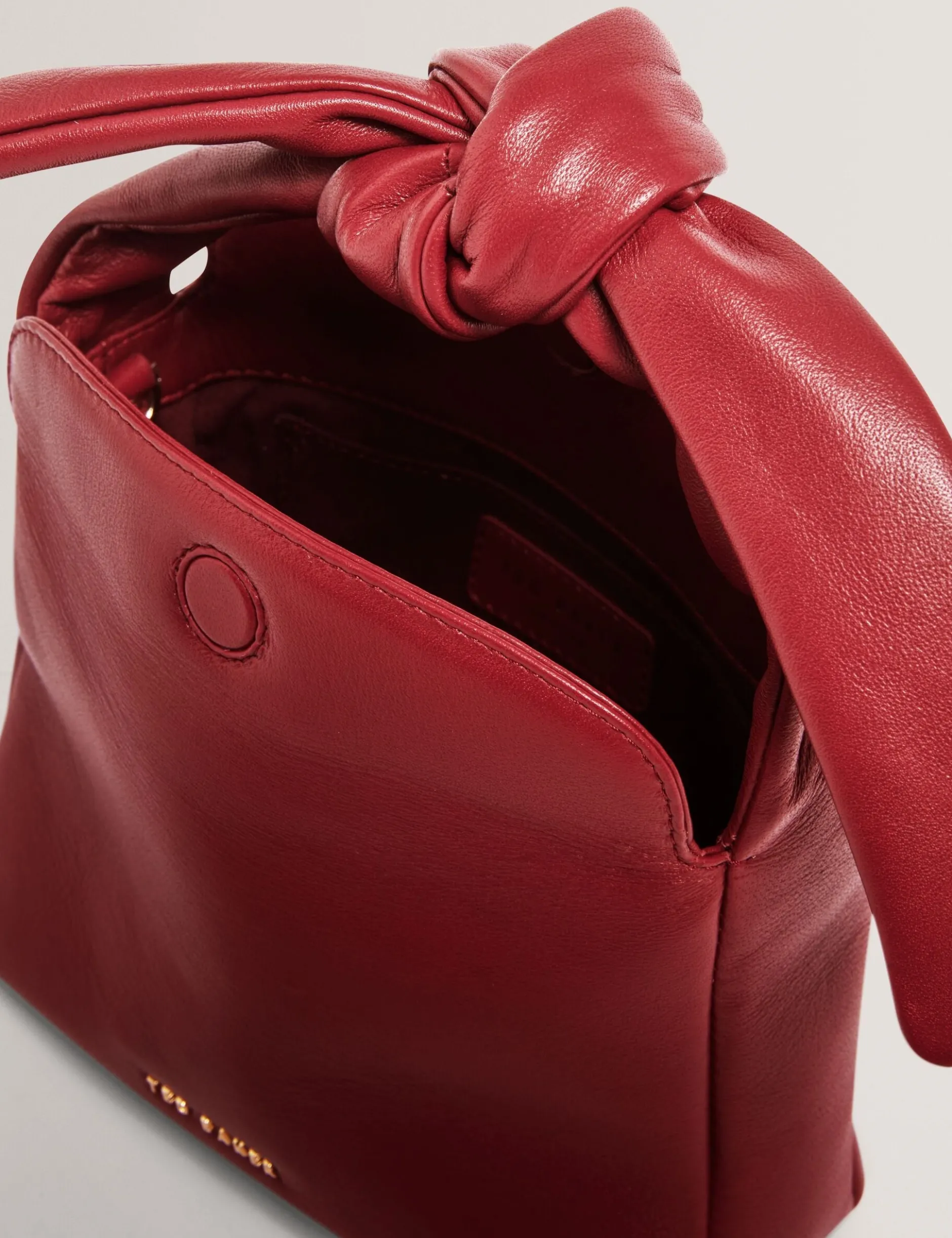 Umhängetasche aus weichem Leder mit Knoten