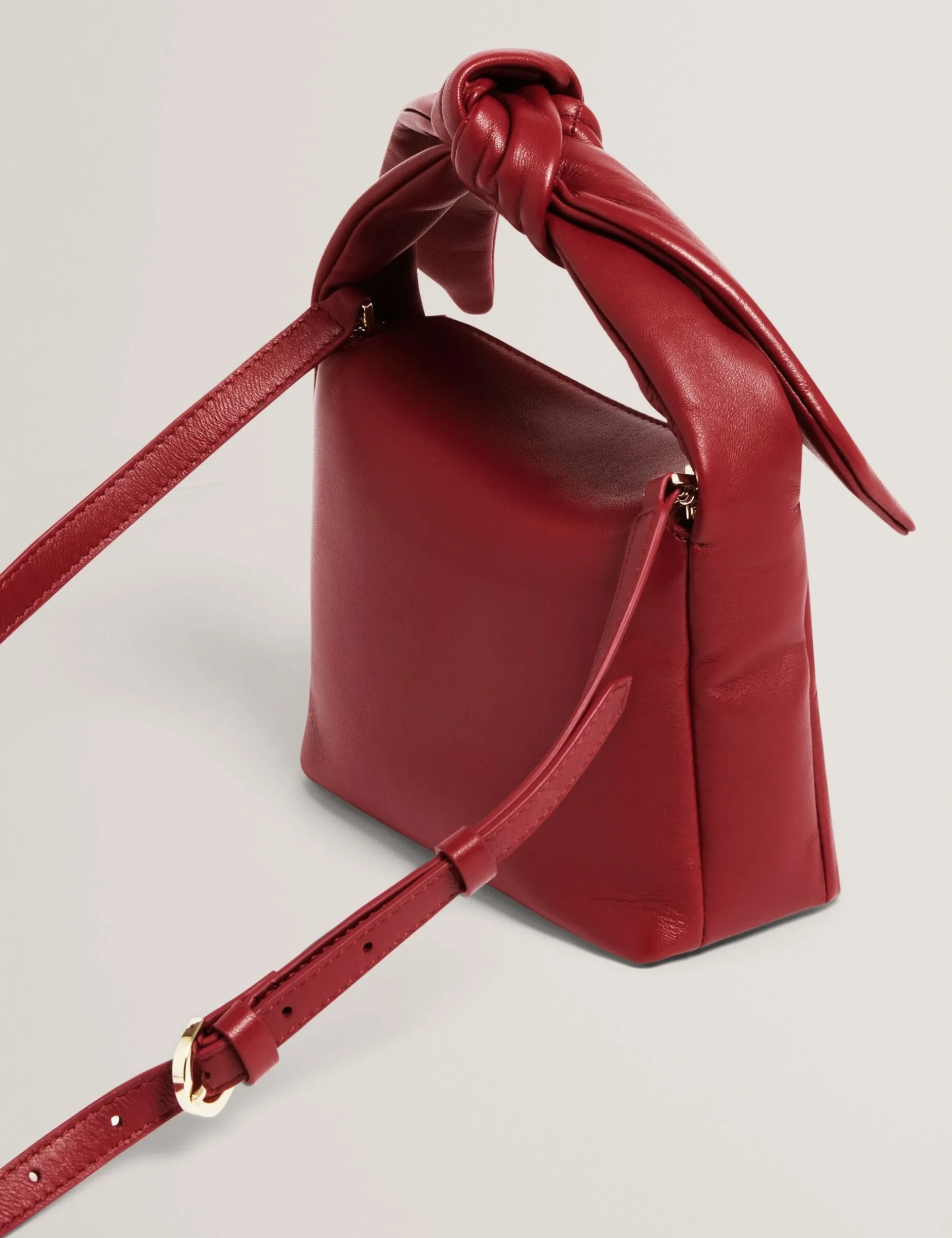 Umhängetasche aus weichem Leder mit Knoten