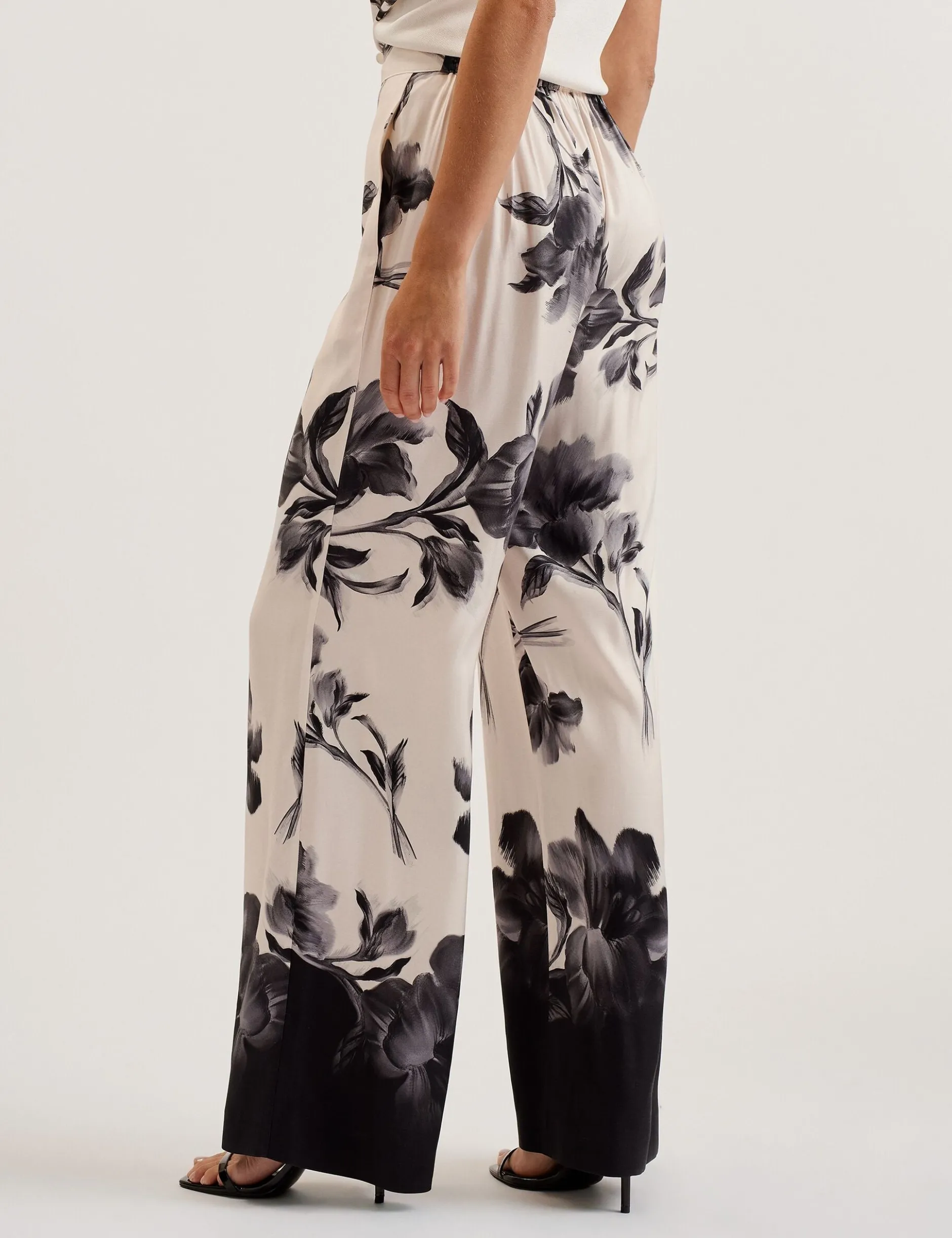 Weite Schlupfhose mit Blumenmuster