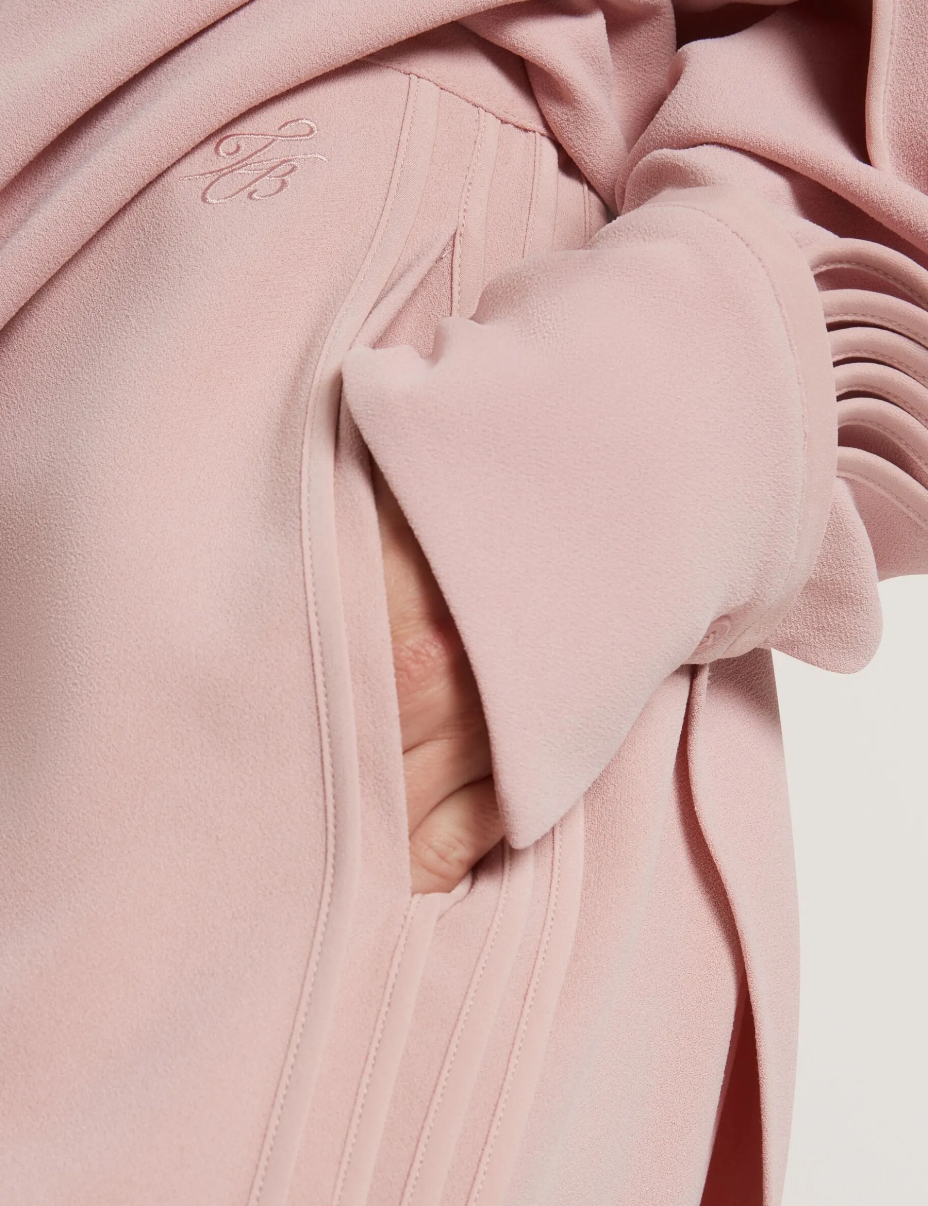 Weite Schlupfhose mit Paspeldetails