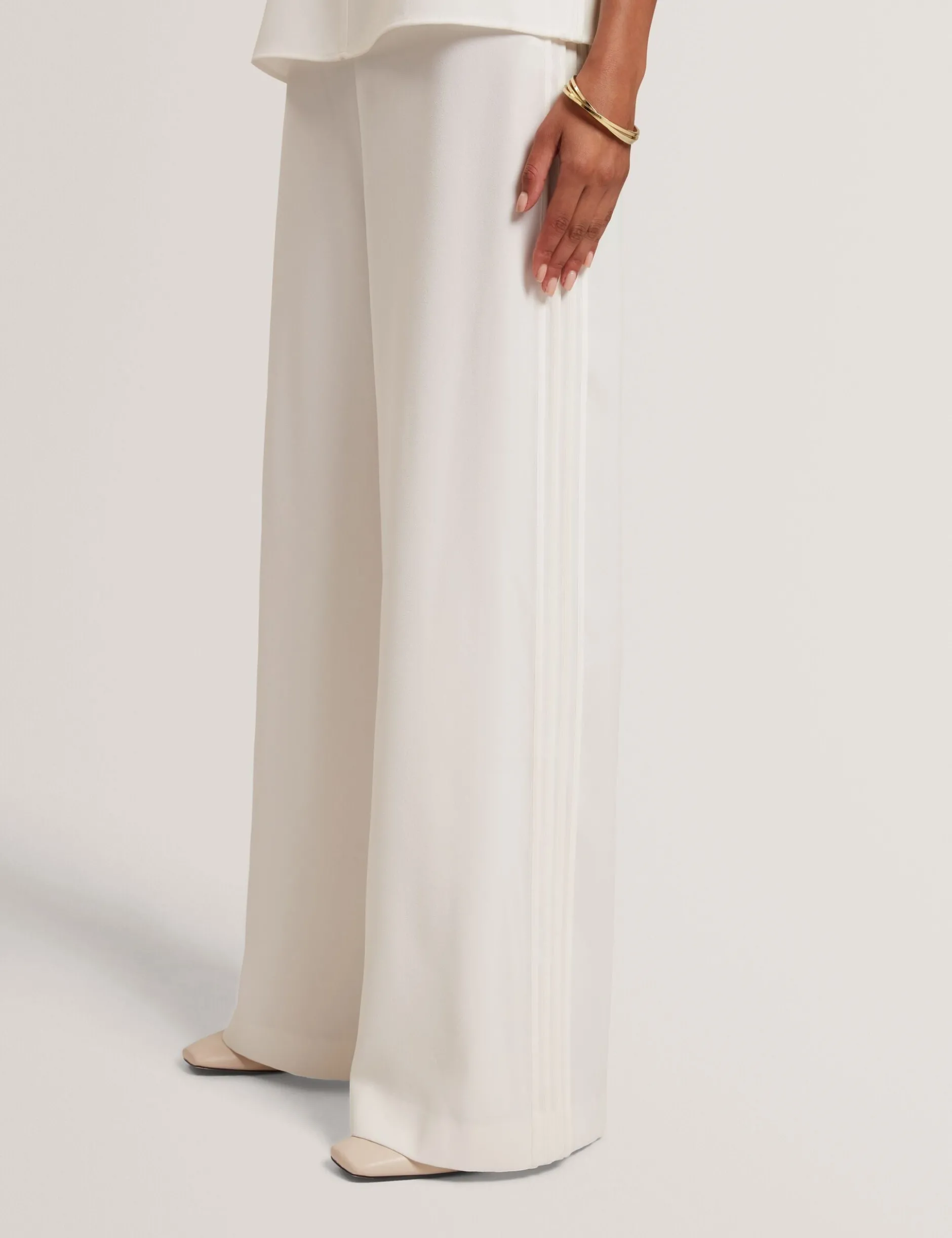 Weite Schlupfhose mit Paspeldetails