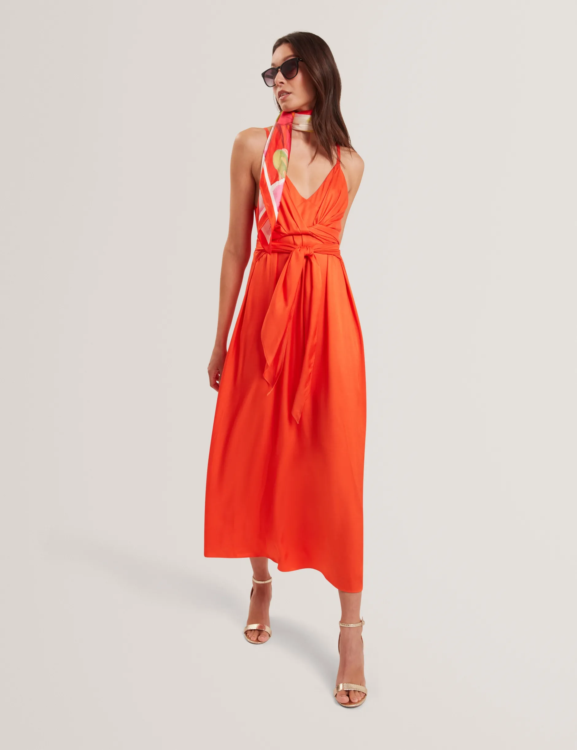 Wickelkleid mit Taillengürtel und Trägern, Midi-Länge