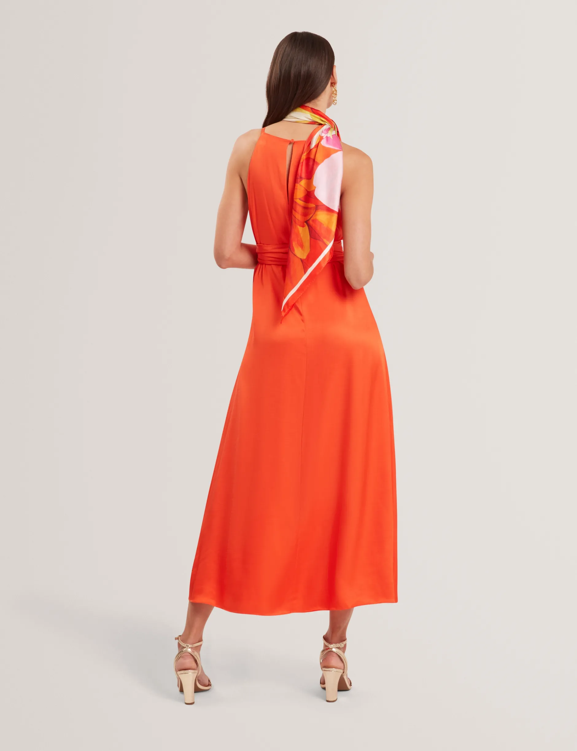 Wickelkleid mit Taillengürtel und Trägern, Midi-Länge